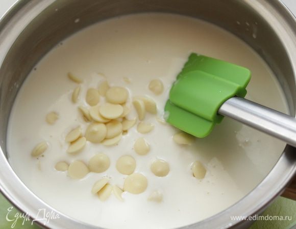 Сливки нагреть, добавить шоколад и помешивать пока шоколад не растворится.