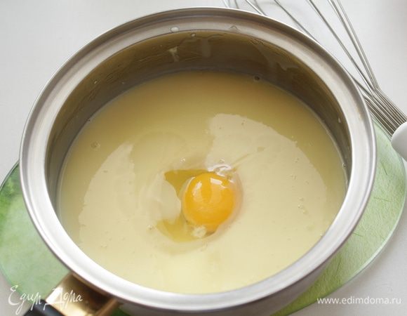 Сливочно-шоколадную смесь остудить до теплого состояния и осторожно ввести яйца, размешивая венчиком.