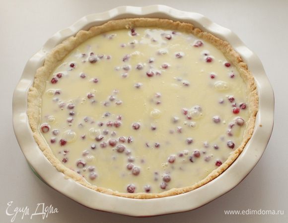 В форму выложить ягоду, залить сливочно-шоколадной смесью.