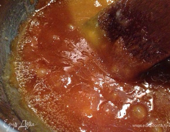 Проварить минут 5. Если масло будет отделяться от сахара, не страшно!