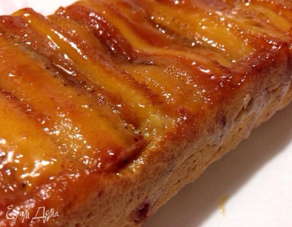 Отправить пирог в заранее разогретую до 180 градусов духовку на 30-35 минут (готовность проверяйте спичкой, ориентируйтесь на свою духовку)! Готовый пирог вытащить, накрыть блюдом с небольшими бортиками и немедленно перевернуть. Форму аккуратно снять.
Приятного чаепития!:)