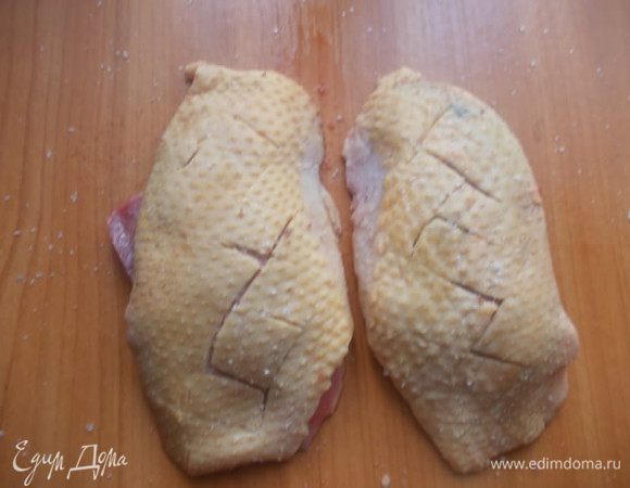 Кожу на грудке порезать крестообразно. Посолить и поперчить. Включить духовку 180 С.