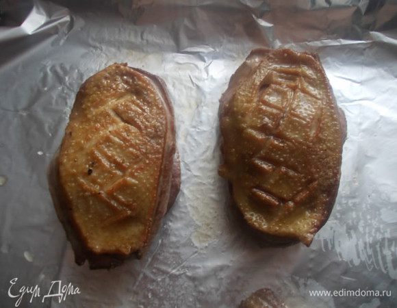 Обжарить на раскаленной сковороде, с обеих сторон. Сразу обжаривать, со стороны кожи, затем с другой стороны. Отправить в духовку на 12 минут. После этого вынуть грудку из духовки и завернуть в фольгу, оставить отдыхать на 15 минут.