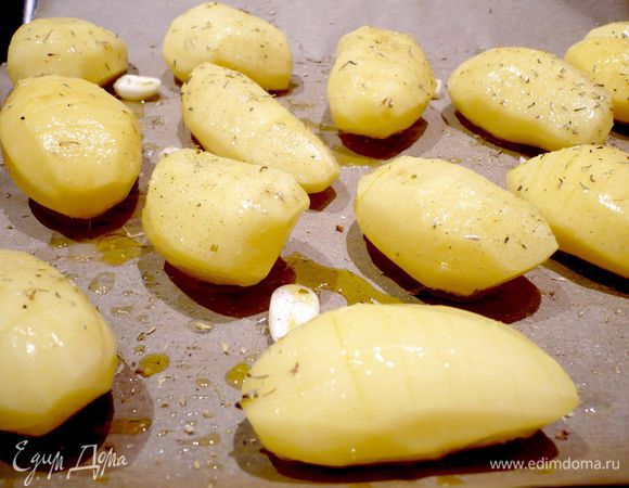 Кладем на противень, выложенный бумагой для выпечки, смазываем бумагу оливковым маслом. Посыпаем картофель орегано и сбрызгиваем лимонным соком. Выкладываем неочищенный чеснок, примерно 4 дольки (я зачем-то очистила))). Сверху поливаем оставшимся оливковым маслом. Ставим в духовку на 50 минут. 