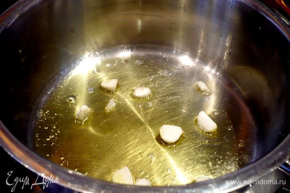 Теперь займемся соусом для рыбы. В сотейнике разогреем оливковое масло (2 ст.л.) и поджарим на нем слегка чеснок.