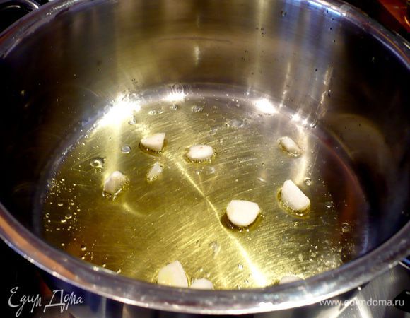 Теперь займемся соусом для рыбы. В сотейнике разогреем оливковое масло (2 ст.л.) и поджарим на нем слегка чеснок. 