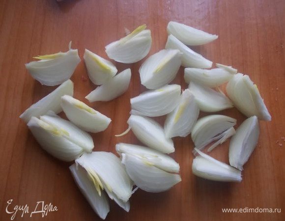 Почистить и порезать луковички на дольки.