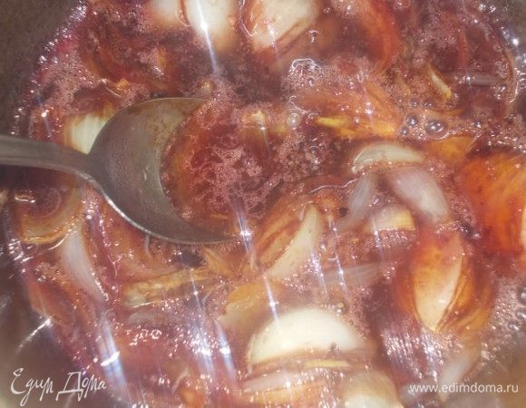 Влить вино и уксус. У меня домашнее вино из винограда сорта "Каберне", отсюда и яркий и очень насыщенный цвет. Немного посолить и добавить корицу.