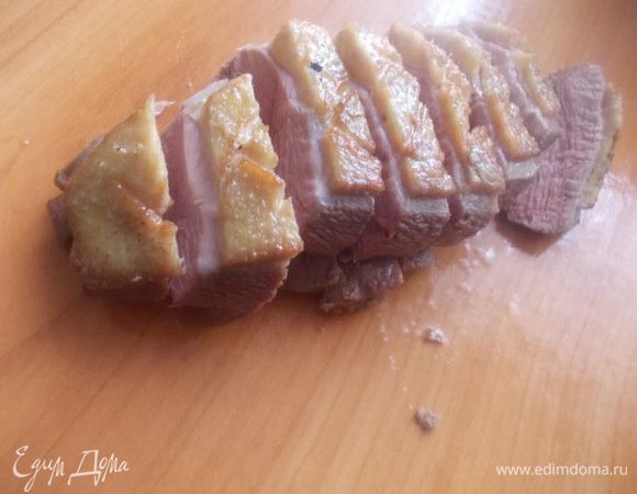 Вынуть грудки из фольги и порезать на пластинки. Подавать с нашим луком. Приятного аппетита!!!!