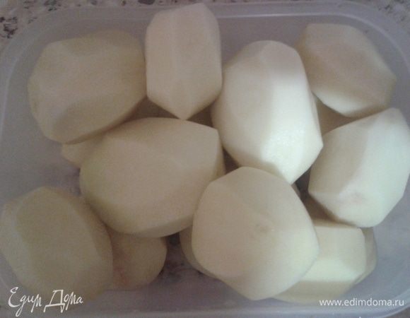 Картофель помыть и почистить.