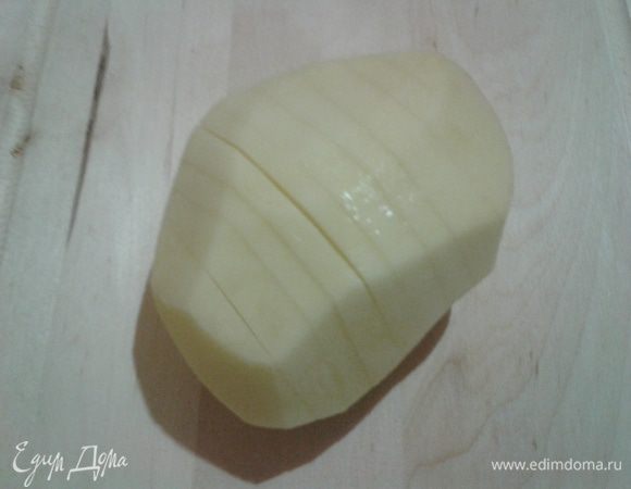 Картофелину прорезать достаточно часто но не до конца (не разрезая).