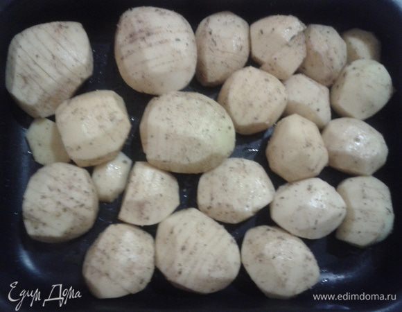 Выложить на смазанный подсолнечным маслом противень.