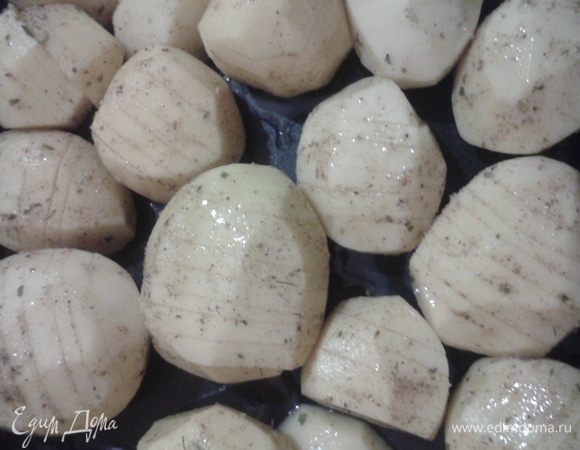 Картофель немного полить маслом.