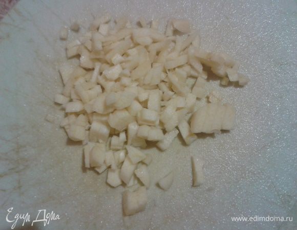 Чеснок почистить и порезать небольшими кубиками.