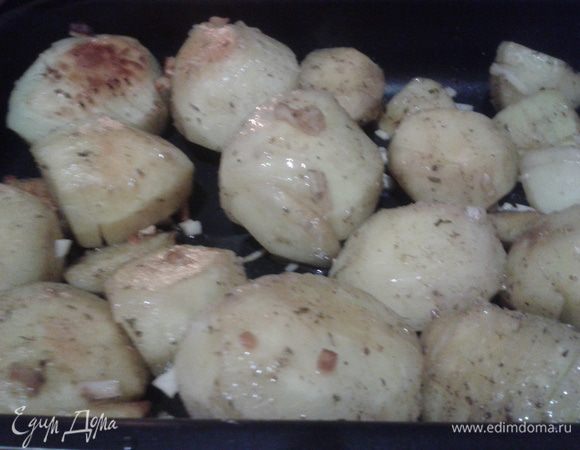 Минут через 20 достать картофель и еще раз полить немного маслом.
Еще минут через 10 перевернуть картофель.