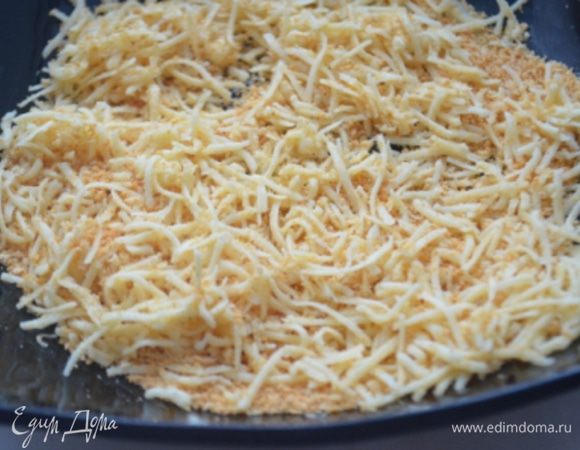 Сухари смешать с тертым пармезаном.