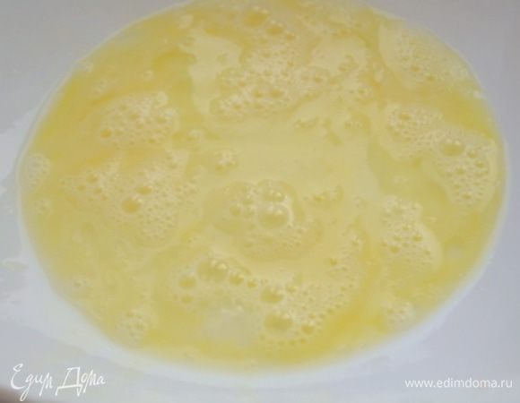 Яйцо взбить вилкой в отдельной тарелке.