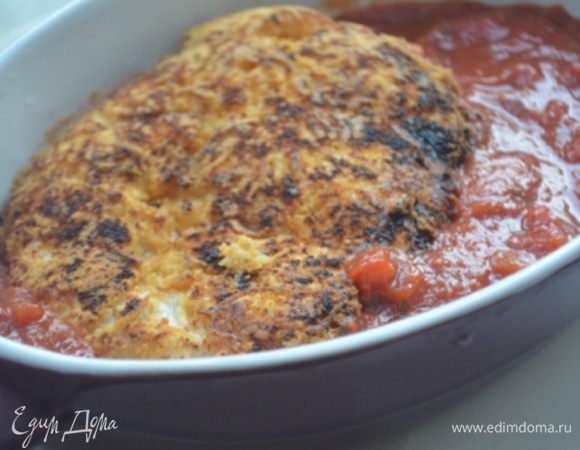 В форму для запекания вылить томатный соус. Погрузить в него обжаренное филе.