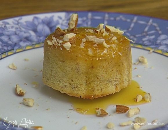 Оставшийся миндаль потолочь скалкой и присыпать им пудинги.