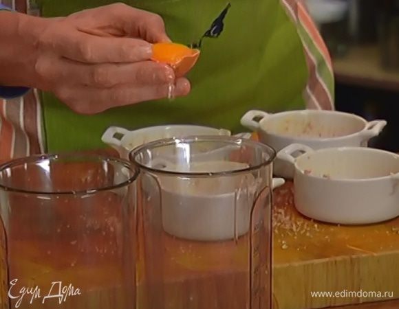 Желтки отделить от белков.