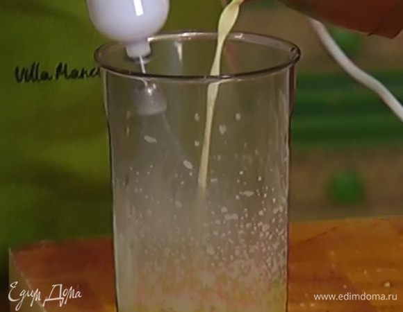 Желтки слегка взбить миксером; не выключая миксера, влить горячие сливки и взбивать еще некоторое время, чтобы желтки не свернулись.