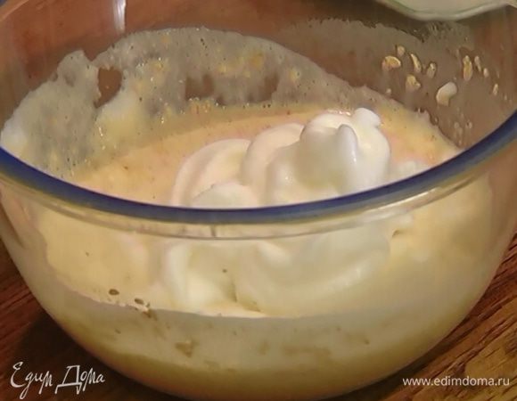 Взбитые белки частями вмешать в тесто.