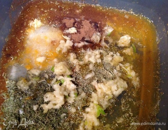 Приготовьте маринад: чеснок выдавите прессом, смешайте с остальными ингредиентами.