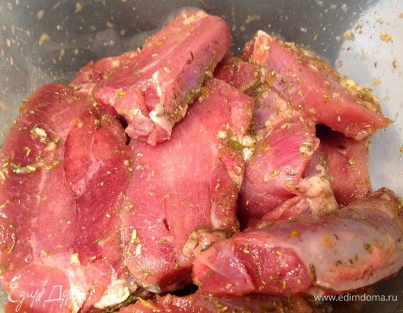 Индейку нарежьте, посолите, приправьте перцем, смешайте с маринадом, и оставьте не менее чем на 2 часа.