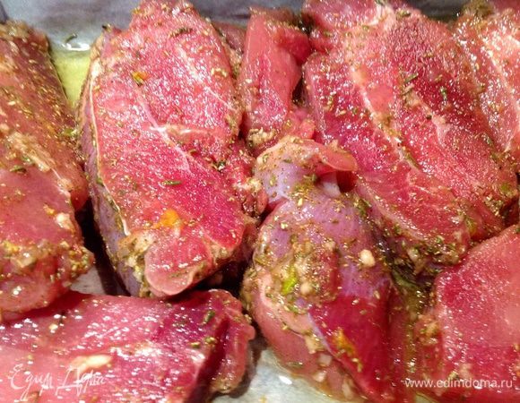 Выложите индейку на смазанный маслом противень. Готовьте в предварительно нагретой до 200 градусов духовке 1,5 часа.