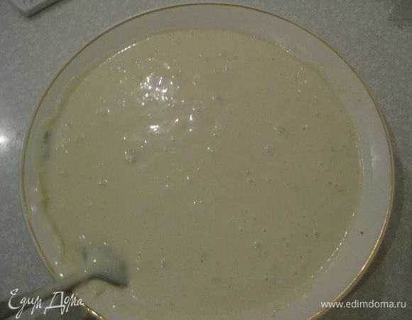 3 яйца размешать с 1/2 ч.ложки соли и 2 ст.ложками сахара. Размешать. Влить молоко комнатной температуры. Добавить дрожжи.  Затем тонкой струйкой всыпать стакан муки, помешивая венчиком или миксером. 
Тесто ставим в теплое место на 1,5-2 часа.