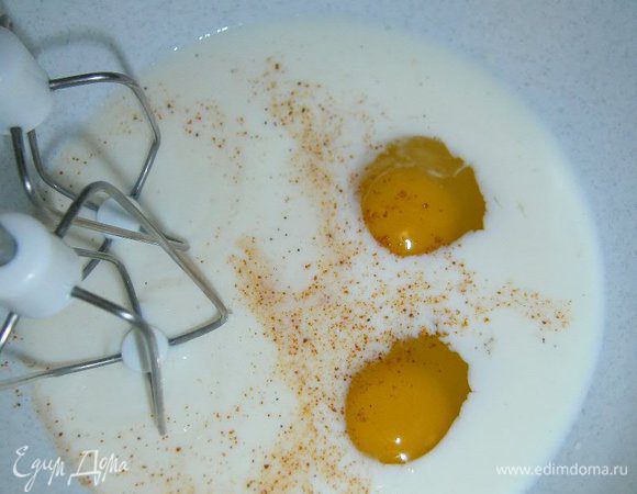 Молоко взбить с яйцами, сахаром, солью и паприкой.