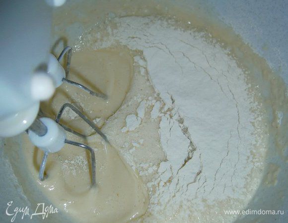 Постепенно ввести просеянную муку и ещё раз хорошо взбить.