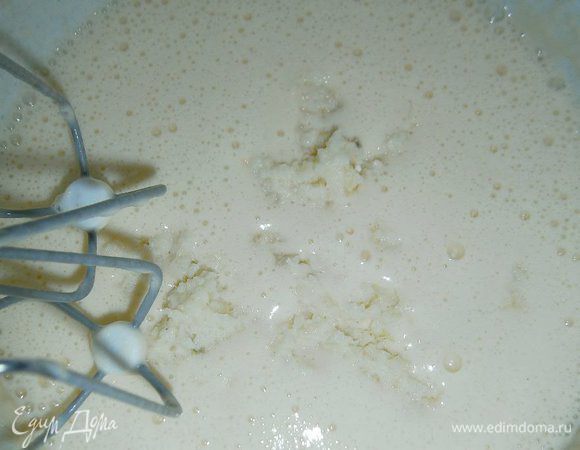 Добавить измельчённую капусту с сыром,  растопленное сливочное масло и  перемешать.