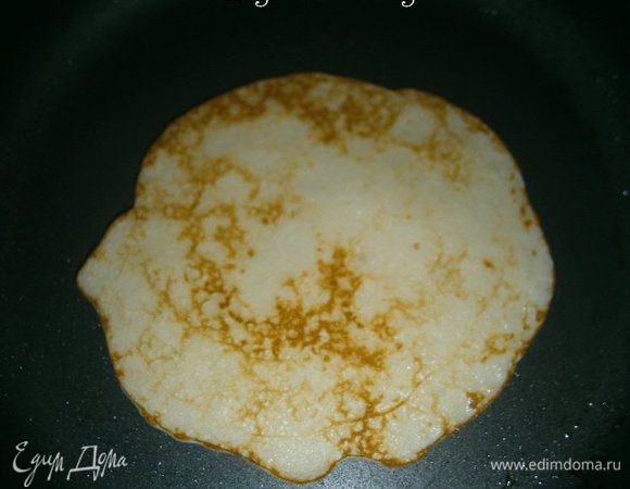 Поджарить блинчики на хорошо разогретой и  слегка смазанной маслом сковороде с двух сторон до золотистого цвета.