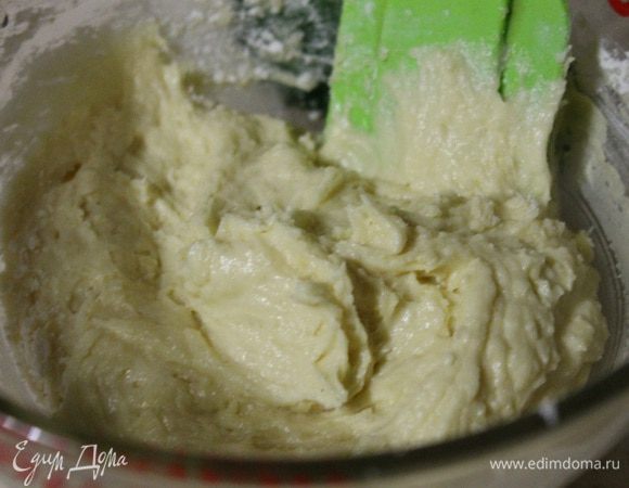 Масло комнатной температуры взбить с сахаром, 3-5 минут. Добавить яйцо и взбивать еще 3 минуты. Добавить муку постепенно и хорошо вымешать лопаткой. Должно получиться вязкое липнущее тесто.