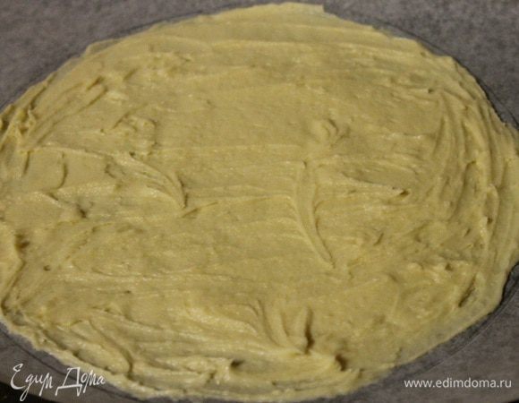 На пергамент кладем разъемную форму, в которой будем потом собирать пирог, и обвести ее карандашом. Затем перевернуть бумагу и выложить половину теста, разравнивая лопаткой по всему нарисованному диаметру. Выпекать 7 минут при температуре 200 градусов.