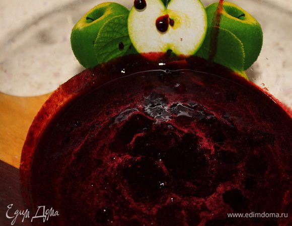 Оттаявшую чернику измельчить в комбайне и протереть через сито, добавить сахар и оставить на 5 минут.