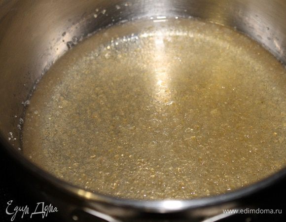 Желатин замочить в холодной воде на 15 минут. Затем подогреть на слабом огне, до полного растворения, но не дать закипеть.