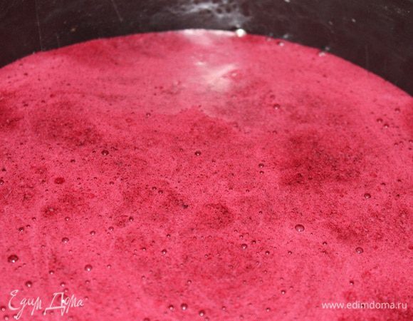 Ягоды с сахаром взбиваем миксером 5 минут, и постепенно добавляем распущенный желатин. Взбивать нужно долго 15-20 минут. Масса очень хорошо увеличится в объеме и станет воздушной.