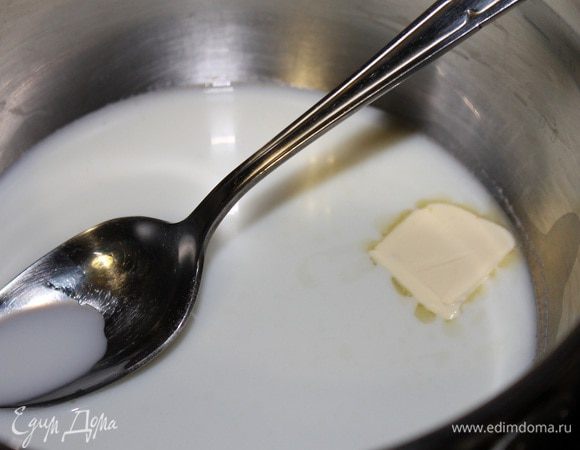 Делаем глазурь. В ковшик наливаем молоко, добавляем, сахар, мед и масло. Ставим на медленный огонь и нагреваем до полного растворения сахара.