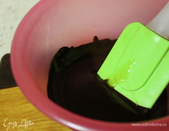 Шоколад растопить в микроволновке и смешать с молочной смесью.