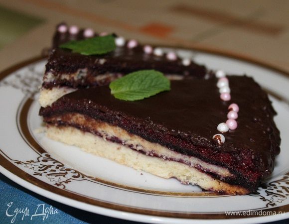 Достать из холодильника застывший торт, покрыть шоколадной глазурью, украсить по желанию и отправить опять в холодильник примерно на 1 час.
   Приятного аппетита!