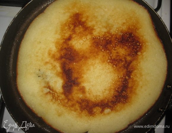На блинную сковороду наливаем растительное масло.  Сковорода должна быть хорошо раскалена и начинаем выпекать блинчики с двух сторон.
Теплыми их сворачиваем.