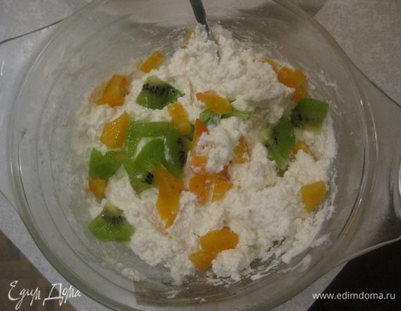 Для начинки смешиваем товорог, сахар, сметану, кусочки киви и хурмы.