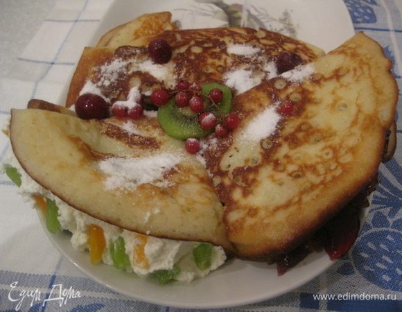 Накладываем щедро в блинчики начинку творожную или малиновый джем. Посыпаем сахарной пудрой, украшаем смородиной, киви, вишнями или другими фруктами.
Приятного аппетита!
