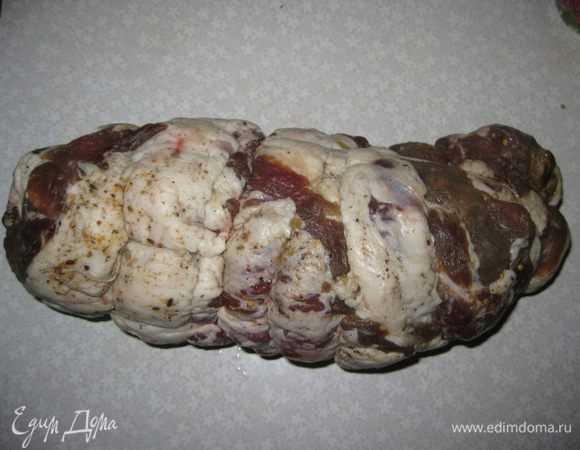 Мясо помыть и острым ножом разрезать, чтобы получился длинный пласт. Мясо с внутренней стороны солим, перчим, посыпаем кориандром, горошки горчицы и сворачиваем аккуратно рулетом и перевязываем. Кладем в холодильник на 5-6 часов. Можно заморозить и достать тогда когда нужно.