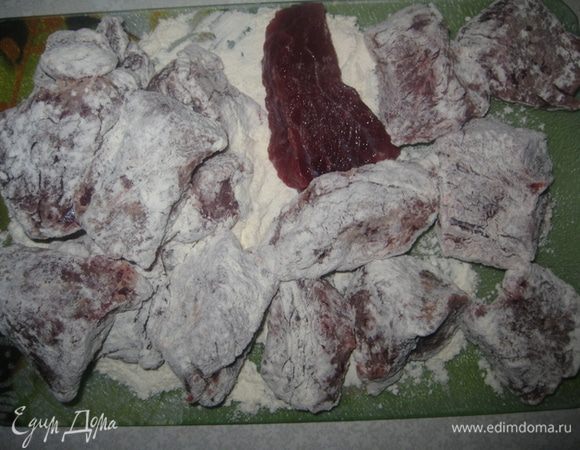 Мясо вымыть, обсушить, нарезать поперек волокон, посолить, поперчить, посыпать паприкой и обвалять в муке. 