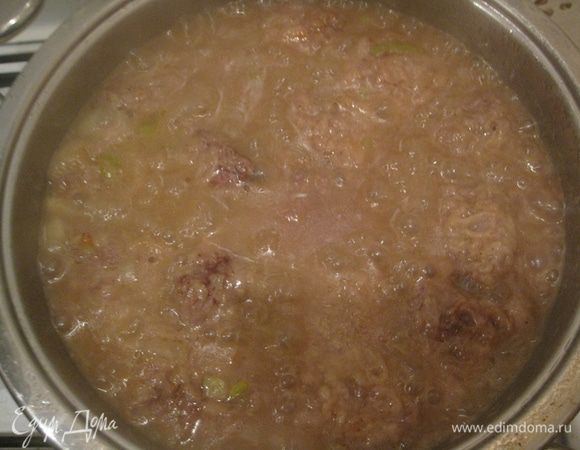 Влить пиво с медом и тушить 50 -60 мин. Помешивая.