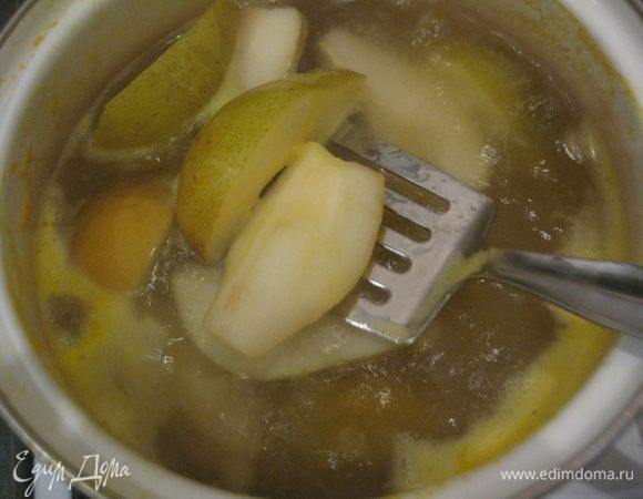 Тем временем. Из лимона выжать сок. Груши разрезать на 4 части, удалить сердцевину и опустить на 3 минуты в кипящую воду с лимонным соком.