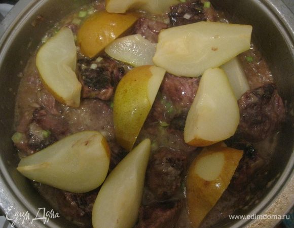 Через час добавить подготовленные груши и тушить на маленьком огне под крышкой еще 15 минут.